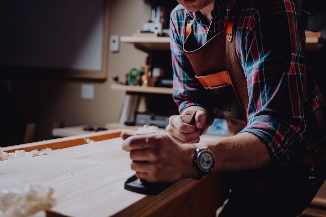 Artisan au travail du bois - photo illustrative